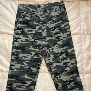 High Rise Skinny,Size 7,Green and black.